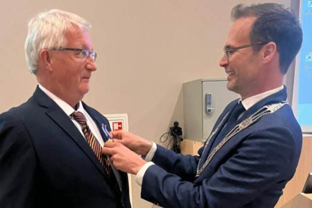 Prof. dr. Robert Cornelis Hoeben ontvangt de Koninklijke Onderscheiding Ridder in de Orde van de Nederlandse Leeuw. 